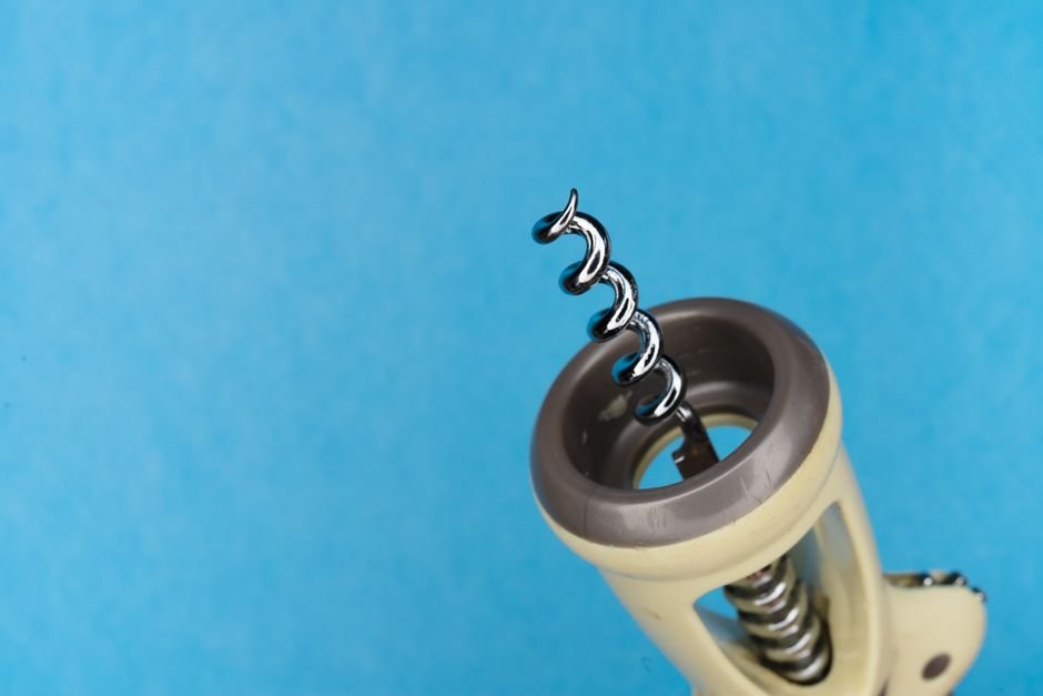 다양한 종류의 와인 오프너가 테이블 위에 놓여 있는 모습